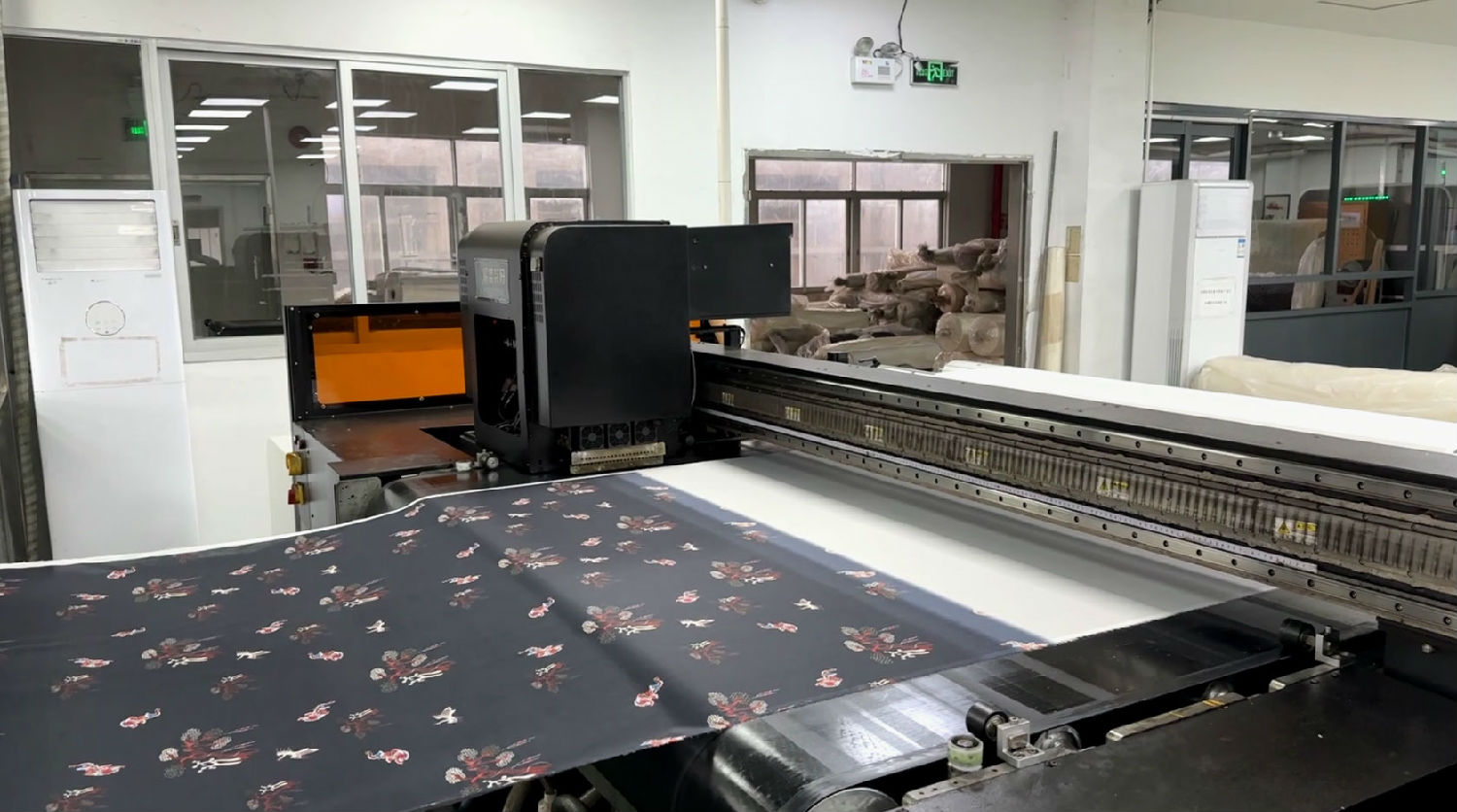 數碼印花打印(yìn)進布時織物出(chu)現皺痕如何解(jiě)決?