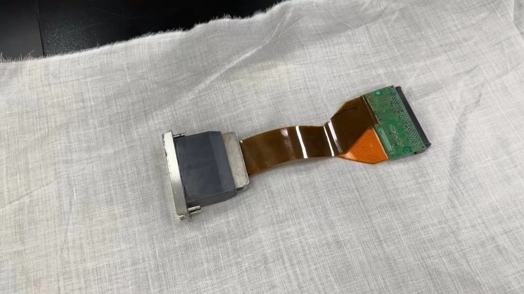 數碼(mǎ)印花機(jī)墨水幹(gàn)在噴頭(tóu)上如何(he)清洗?